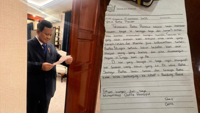 Foto: Presiden Prabowo Subianto menerima surat tulisan tangan dari Muhammad Daffa Raasyid, siswa Sekolah Rakyat Menengah Pertama II Bandung Barat, yang berisi ucapan terima kasih atas kesempatan belajar melalui program Sekolah Rakyat. (Dok. BPMI Setpres)