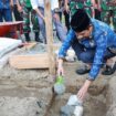 Foto: Prosesi peletakan batu pertama pembangunan Gerai Koperasi Merah Putih di Desa Giripurwa, Kecamatan Penajam, menandai dimulainya program penguatan ekonomi kerakyatan di Kabupaten Penajam Paser Utara. (Dok. Humas PPU)