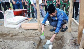 Foto: Prosesi peletakan batu pertama pembangunan Gerai Koperasi Merah Putih di Desa Giripurwa, Kecamatan Penajam, menandai dimulainya program penguatan ekonomi kerakyatan di Kabupaten Penajam Paser Utara. (Dok. Humas PPU)