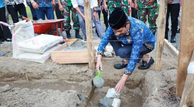 Foto: Prosesi peletakan batu pertama pembangunan Gerai Koperasi Merah Putih di Desa Giripurwa, Kecamatan Penajam, menandai dimulainya program penguatan ekonomi kerakyatan di Kabupaten Penajam Paser Utara. (Dok. Humas PPU)