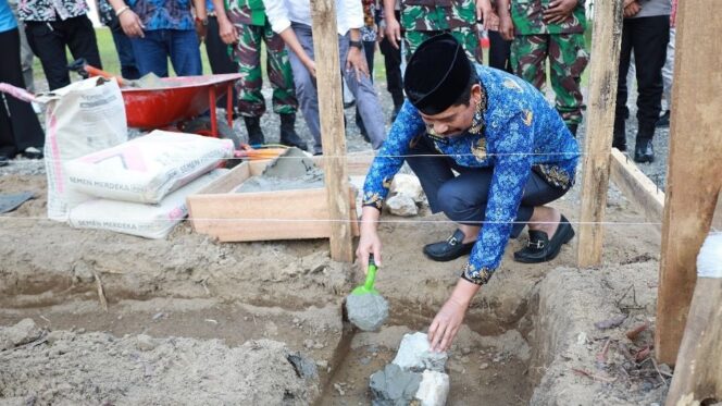 
					Foto: Prosesi peletakan batu pertama pembangunan Gerai Koperasi Merah Putih di Desa Giripurwa, Kecamatan Penajam, menandai dimulainya program penguatan ekonomi kerakyatan di Kabupaten Penajam Paser Utara. (Dok. Humas PPU)