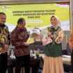 Foto: Ketua Komisi X DPR RI, Hetifah Sjaifudian, bersama Kepala Badan Pengembangan dan Pembinaan Bahasa Kemendikbudristek Hafidz Muksin, Kepala Dinas Perpustakaan dan Arsip PPU, Muhammad Yusuf Basrah, dan Wakil  Ketua II DPRD PPU, Andi Muhammad Yusuf pada kegiatan Diseminasi Bahan Penguatan program Literasi Kebahasaan dan Kesastraan Tahun 2025
di PPU. (DOK. CB Media)
