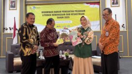 Foto: Ketua Komisi X DPR RI, Hetifah Sjaifudian, bersama Kepala Badan Pengembangan dan Pembinaan Bahasa Kemendikbudristek Hafidz Muksin, Kepala Dinas Perpustakaan dan Arsip PPU, Muhammad Yusuf Basrah, dan Wakil  Ketua II DPRD PPU, Andi Muhammad Yusuf pada kegiatan Diseminasi Bahan Penguatan program Literasi Kebahasaan dan Kesastraan Tahun 2025
di PPU. (DOK. CB Media)