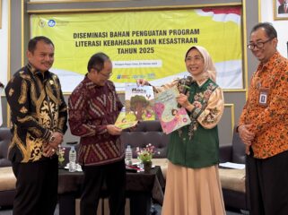 Foto: Ketua Komisi X DPR RI, Hetifah Sjaifudian, bersama Kepala Badan Pengembangan dan Pembinaan Bahasa Kemendikbudristek Hafidz Muksin, Kepala Dinas Perpustakaan dan Arsip PPU, Muhammad Yusuf Basrah, dan Wakil  Ketua II DPRD PPU, Andi Muhammad Yusuf pada kegiatan Diseminasi Bahan Penguatan program Literasi Kebahasaan dan Kesastraan Tahun 2025
di PPU. (DOK. CB Media)