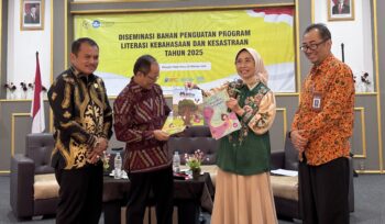Foto: Ketua Komisi X DPR RI, Hetifah Sjaifudian, bersama Kepala Badan Pengembangan dan Pembinaan Bahasa Kemendikbudristek Hafidz Muksin, Kepala Dinas Perpustakaan dan Arsip PPU, Muhammad Yusuf Basrah, dan Wakil  Ketua II DPRD PPU, Andi Muhammad Yusuf pada kegiatan Diseminasi Bahan Penguatan program Literasi Kebahasaan dan Kesastraan Tahun 2025
di PPU. (DOK. CB Media)