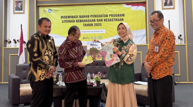 Foto: Ketua Komisi X DPR RI, Hetifah Sjaifudian, bersama Kepala Badan Pengembangan dan Pembinaan Bahasa Kemendikbudristek Hafidz Muksin, Kepala Dinas Perpustakaan dan Arsip PPU, Muhammad Yusuf Basrah, dan Wakil  Ketua II DPRD PPU, Andi Muhammad Yusuf pada kegiatan Diseminasi Bahan Penguatan program Literasi Kebahasaan dan Kesastraan Tahun 2025
di PPU. (DOK. CB Media)