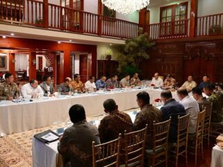 Foto: Presiden Prabowo Subianto memimpin rapat bersama sejumlah Menteri dan anggota Kabinet Merah Putih di Istana Kepresidenan, Jakarta. (Dok. Instagram/@sekretariat.kabinet)