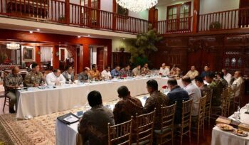 Foto: Presiden Prabowo Subianto memimpin rapat bersama sejumlah Menteri dan anggota Kabinet Merah Putih di Istana Kepresidenan, Jakarta. (Dok. Instagram/@sekretariat.kabinet)