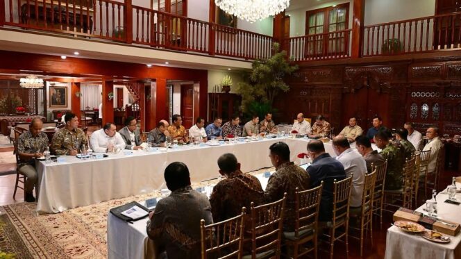 
					Foto: Presiden Prabowo Subianto memimpin rapat bersama sejumlah Menteri dan anggota Kabinet Merah Putih di Istana Kepresidenan, Jakarta. (Dok. Instagram/@sekretariat.kabinet)