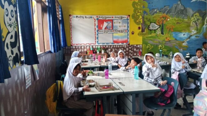 
					Foto: Penerima manfaat MBG (Dok: CahayaBorneo/AJI)