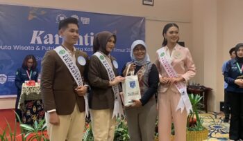 Foto: Kepala Dinas Pariwisata Provinsi Kalimantan Timur melakukan penyelempangan simbolis kepada para finalis Duta Wisata dan Putri Pariwisata Kaltim 2025 di Samarinda, menandai dimulainya tahap karantina ajang tersebut. (Dok. Instagram/@dinaspariwisatakaltim)