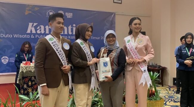 Foto: Kepala Dinas Pariwisata Provinsi Kalimantan Timur melakukan penyelempangan simbolis kepada para finalis Duta Wisata dan Putri Pariwisata Kaltim 2025 di Samarinda, menandai dimulainya tahap karantina ajang tersebut. (Dok. Instagram/@dinaspariwisatakaltim)
