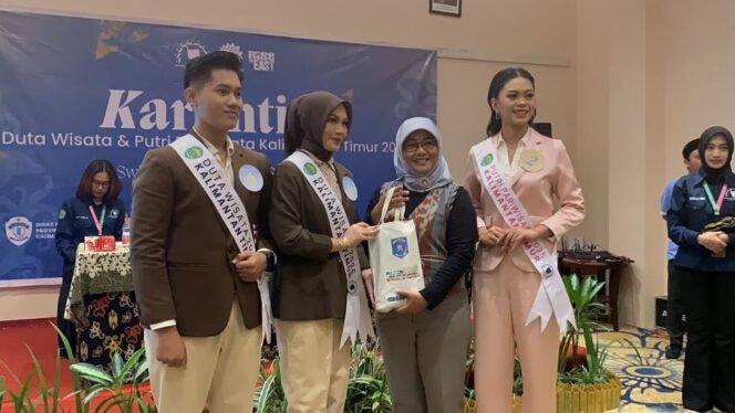 
					Foto: Kepala Dinas Pariwisata Provinsi Kalimantan Timur melakukan penyelempangan simbolis kepada para finalis Duta Wisata dan Putri Pariwisata Kaltim 2025 di Samarinda, menandai dimulainya tahap karantina ajang tersebut. (Dok. Instagram/@dinaspariwisatakaltim)