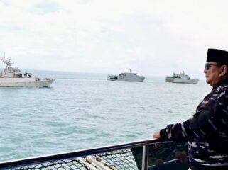 Foto: Presiden Prabowo Subianto menyaksikan langsung demo laut dan sailing pass dari atas KRI dr. Radjiman Wedyodiningrat (RJW-992), di acara Presidential Inspection, pada Kamis, 2 Oktober 2025 (Dok. BPMI Setpres)