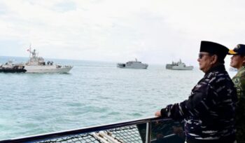 Foto: Presiden Prabowo Subianto menyaksikan langsung demo laut dan sailing pass dari atas KRI dr. Radjiman Wedyodiningrat (RJW-992), di acara Presidential Inspection, pada Kamis, 2 Oktober 2025 (Dok. BPMI Setpres)