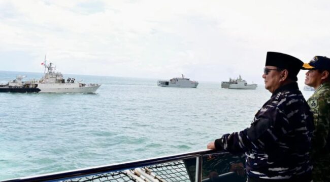 Foto: Presiden Prabowo Subianto menyaksikan langsung demo laut dan sailing pass dari atas KRI dr. Radjiman Wedyodiningrat (RJW-992), di acara Presidential Inspection, pada Kamis, 2 Oktober 2025 (Dok. BPMI Setpres)