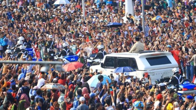 
					Foto: Presiden Republik Indonesia, Prabowo Subianto, berangkat menuju Lapangan Silang Monumen Nasional (Monas) untuk menghadiri Upacara Peringatan Hari Ulang Tahun (HUT) ke-80 Tentara Nasional Indonesia (TNI), pada Minggu, 5 Oktober 2025 (Dok. BPMI Setpres)