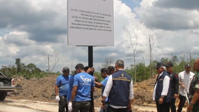 
					Foto: Tangkapan layar Satgas Pemberantasan Tambang Ilegal mengamankan area tambang batu bara dan pasir tanpa izin di wilayah IKN, Kalimantan Timur, yang berbatasan dengan kawasan lindung Taman Hutan Raya Bukit Soeharto. (Dok. ANTARA)
