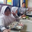 Foto: Anak murid SDN 003 Penajam sedang menikmati MBG yang disediakan oleh BGN (Dok: CahayaBorneo/AJI)