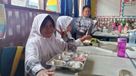 Foto: Anak murid SDN 003 Penajam sedang menikmati MBG yang disediakan oleh BGN (Dok: CahayaBorneo/AJI)