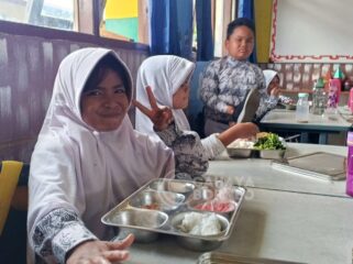 Foto: Anak murid SDN 003 Penajam sedang menikmati MBG yang disediakan oleh BGN (Dok: CahayaBorneo/AJI)