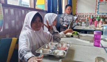 Foto: Anak murid SDN 003 Penajam sedang menikmati MBG yang disediakan oleh BGN (Dok: CahayaBorneo/AJI)