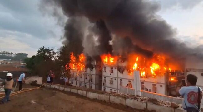 Foto: Kebakaran terjadi di Tower 14 Hunian Pekerja Konstruksi IKN, Rabu sore. (Dok. Istimewa)