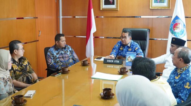 Foto: Bupati Penajam Paser Utara (PPU) Mudyat Noor bersama jajaran AKPSI saat audiensi dengan Dirjen Otonomi Daerah Kemendagri, Akmal Malik, di Jakarta (1/10/2025). (Dok. Humas PPU)