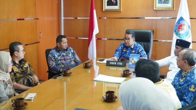 
					Foto: Bupati Penajam Paser Utara (PPU) Mudyat Noor bersama jajaran AKPSI saat audiensi dengan Dirjen Otonomi Daerah Kemendagri, Akmal Malik, di Jakarta (1/10/2025). (Dok. Humas PPU)