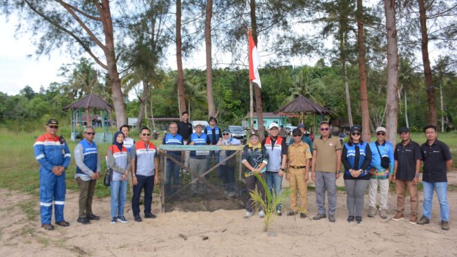 
					Foto: Manajemen PT Pertamina Hulu Indonesia (PHI) bersama pemerintah daerah dan kelompok masyarakat saat melakukan monitoring dan evaluasi program CSR di Pulau Bunyu, Kalimantan Utara (September 2025). (Dok. PHI)