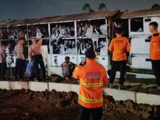 Foto: Petugas BPBD PPU bersama tim gabungan melakukan penanganan kebakaran di Hunian Pekerja Konstruksi (HPK) IKN, Rabu (1/10/2025) sore. (Dok. Istimewa)