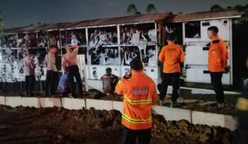 Foto: Petugas BPBD PPU bersama tim gabungan melakukan penanganan kebakaran di Hunian Pekerja Konstruksi (HPK) IKN, Rabu (1/10/2025) sore. (Dok. Istimewa)
