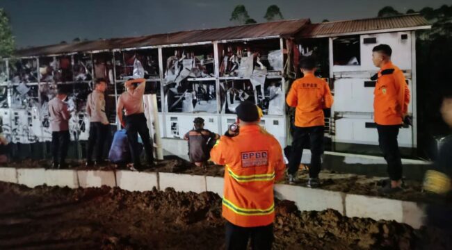 Foto: Petugas BPBD PPU bersama tim gabungan melakukan penanganan kebakaran di Hunian Pekerja Konstruksi (HPK) IKN, Rabu (1/10/2025) sore. (Dok. Istimewa)