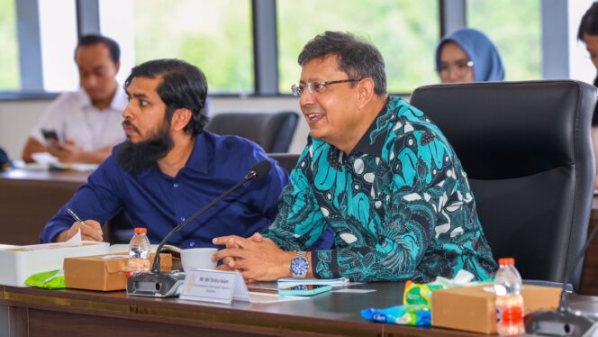 
					Foto: Keterangan foto kunjungan Dubes Bangladesh : Otorita IKN menyambut kunjungan kehormatan dari Duta Besar Bangladesh untuk Indonesia dalam rangka meninjau perkembangan pembangunan IKN terutama rencana pembangunan Diplomatic Compound di wilayah KIPP IKN pada Rabu (01/10/2025). (Dok. Humas OIKN)