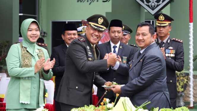 
					Foto: Bupati PPU Mudyat Noor menghadiri upacara HUT ke-80 TNI di Makodim 0913 PPU (Dok. Humas PPU)