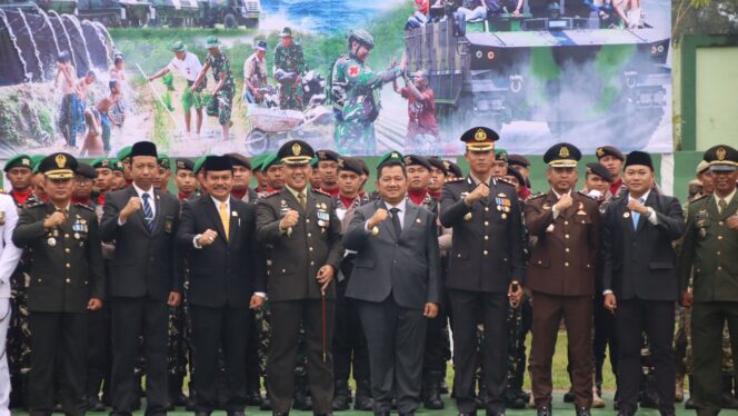 
					Foto: Kapolres Penajam Paser Utara AKBP Andreas Alek Danantara bersama Bupati PPU Mudyat Noor menghadiri upacara HUT ke-80 TNI di Makodim 0913 PPU, Minggu (5/10/2025) (Dok. Humas PPU)
