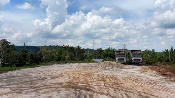 
					Foto: Area hutan lindung Bukit Tengkorak di Desa Sukomulyo, Kabupaten Penajam Paser Utara, Kalimantan Timur, tampak rusak akibat aktivitas tambang ilegal yang mengambil batu bara dan pasir. Foto diambil pada Senin, 29 September 2025. (Dok. Humas OIKN)