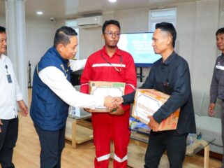 Foto : Otorita Ibu Kota Nusantara (IKN) menyerahkan bantuan pakaian layak pakai kepada para pekerja yang terdampak kebakaran di Hunian Pekerja Konstruksi (HPK) Site 1A Tower Nusa Indah di HPK 1 IKN pada Senin (06/10/2025). (Dok. Humas OIKN)