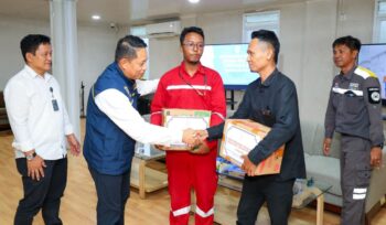 Foto : Otorita Ibu Kota Nusantara (IKN) menyerahkan bantuan pakaian layak pakai kepada para pekerja yang terdampak kebakaran di Hunian Pekerja Konstruksi (HPK) Site 1A Tower Nusa Indah di HPK 1 IKN pada Senin (06/10/2025). (Dok. Humas OIKN)