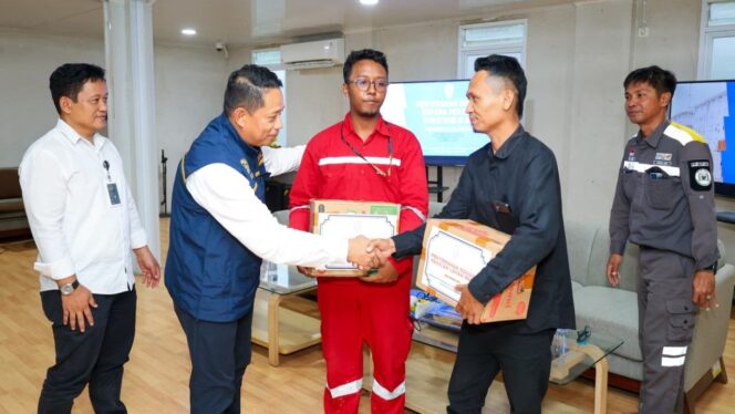 
					Foto : Otorita Ibu Kota Nusantara (IKN) menyerahkan bantuan pakaian layak pakai kepada para pekerja yang terdampak kebakaran di Hunian Pekerja Konstruksi (HPK) Site 1A Tower Nusa Indah di HPK 1 IKN pada Senin (06/10/2025). (Dok. Humas OIKN)