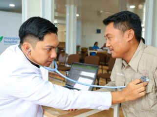 Foto: Tim medis Mayapada Hospital Nusantara memberikan layanan cek kesehatan gratis bagi pekerja konstruksi di Kawasan IKN, Minggu (6/10/2025). (Dok. Humas OIKN)