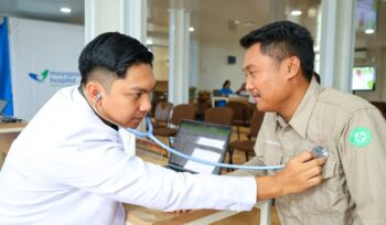 Foto: Tim medis Mayapada Hospital Nusantara memberikan layanan cek kesehatan gratis bagi pekerja konstruksi di Kawasan IKN, Minggu (6/10/2025). (Dok. Humas OIKN)