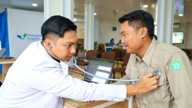 
					Foto: Tim medis Mayapada Hospital Nusantara memberikan layanan cek kesehatan gratis bagi pekerja konstruksi di Kawasan IKN, Minggu (6/10/2025). (Dok. Humas OIKN)