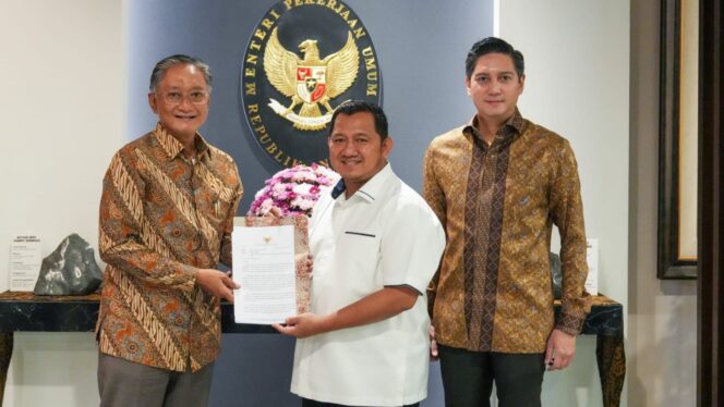 
					Foto: Bupati PPU Mudyat Noor saat melakukan pertemuan dengan Menteri PU Dody Hanggodo dan Wakil Ketua Komisi IV DPR RI Budisatrio Djiwandono di Jakarta. (Dok. Humas PPU)