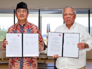 Foto: Basuki Hadimuljono bersama Prof. Dr. Jimly Asshiddiqie menandatangani nota kesepahaman antara Otorita IKN dan Jimly School of Law and Government di Balai Kota OIKN, Nusantara, Selasa (7/10/2025). (Dok. Humas OIKN)