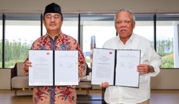 Foto: Basuki Hadimuljono bersama Prof. Dr. Jimly Asshiddiqie menandatangani nota kesepahaman antara Otorita IKN dan Jimly School of Law and Government di Balai Kota OIKN, Nusantara, Selasa (7/10/2025). (Dok. Humas OIKN)