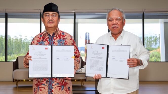 
					Foto: Basuki Hadimuljono bersama Prof. Dr. Jimly Asshiddiqie menandatangani nota kesepahaman antara Otorita IKN dan Jimly School of Law and Government di Balai Kota OIKN, Nusantara, Selasa (7/10/2025). (Dok. Humas OIKN)