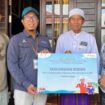 Foto: Perwakilan manajemen PT Pertamina Hulu Mahakam (PHM) menyerahkan bantuan 10 unit kamar mandi santri wanita kepada Pondok Pesantren Al-Arsyadi, Kecamatan Samboja, Kutai Kartanegara, Kamis (2/10/2025). (Dok. PHM)