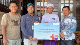 Foto: Perwakilan manajemen PT Pertamina Hulu Mahakam (PHM) menyerahkan bantuan 10 unit kamar mandi santri wanita kepada Pondok Pesantren Al-Arsyadi, Kecamatan Samboja, Kutai Kartanegara, Kamis (2/10/2025). (Dok. PHM)