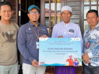 Foto: Perwakilan manajemen PT Pertamina Hulu Mahakam (PHM) menyerahkan bantuan 10 unit kamar mandi santri wanita kepada Pondok Pesantren Al-Arsyadi, Kecamatan Samboja, Kutai Kartanegara, Kamis (2/10/2025). (Dok. PHM)